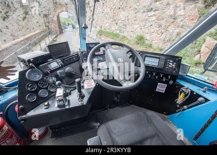 Das Führerhaus im Amphibienfahrzeug Elizabeth Castle, einem Gezeitenschloss auf einer Insel in St. Aubin's Bay, St. Helier, Jersey JE2 3NU, Jersey. Stockfoto