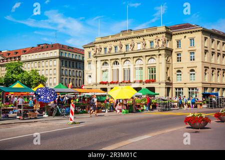 BERN, SCHWEIZ - Juli 13, 2019: Lokale Bauern Markt in der Nähe des Kantonalbankgebaude Bank Gebäude auf dem Bundesplatz in Bern Stadt in Switzerlan Stockfoto