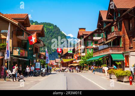 LAUTERBRUNNEN, SCHWEIZ - 14. JULI 2019: Traditionelle Häuser in Interlaken Lauterbrunnen Dorf im Bezirk im Kanton Bern Schweiz Stockfoto