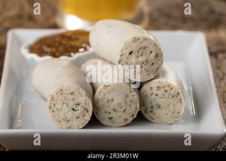 Bayerische weiße Würstchen auf dem Teller Stockfoto