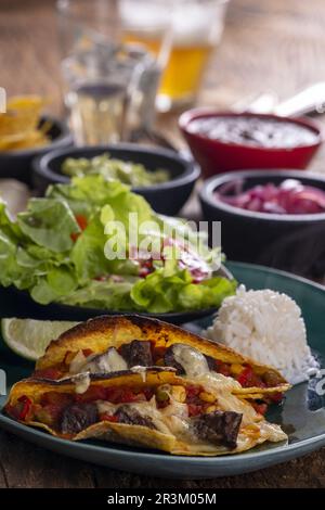 Mexikanische Tacos auf dunklem Holz Stockfoto