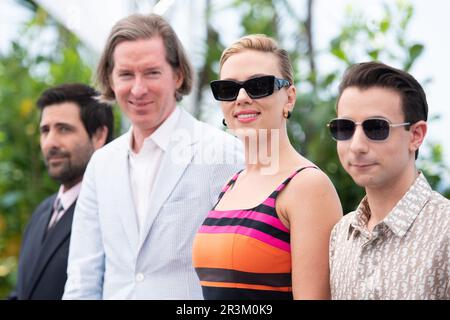 Cannes, Frankreich. 23. Mai 2023. Jason Schwartzman, Wes Anderson, Scarlett Johansson und Jake Ryan, die am 23. Mai 2023 im Rahmen des Filmfestivals 76. in Cannes, Frankreich, an der Asteroid City PhotoCall teilnehmen. Foto: Aurore Marechal/ABACAPRESS.COM Kredit: Abaca Press/Alamy Live News Stockfoto