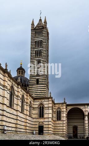 Blick auf den Glockenturm der Kathedrale von Siena Stockfoto