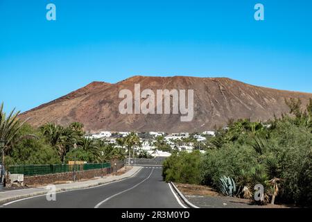 Blick auf den Roten Berg oder Montana Roja in Playa Blanca, Lanzarote. Der erloschene Vulkan ist eine beliebte Touristenattraktion für Wanderer. Stockfoto