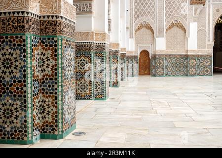 Ali ben Youssef Medersa, Marrakesch, ist eine ehemalige theologische Hochschule und heute eine wichtige Touristenattraktion, die jedes Jahr Tausende von Besuchern anzieht. Stockfoto