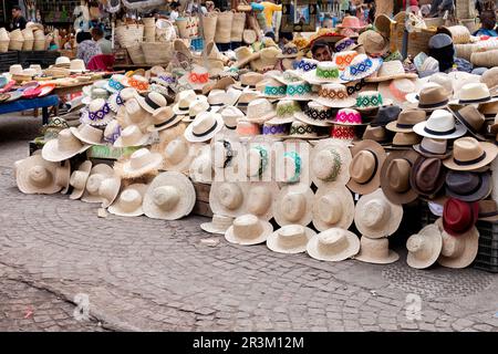 Ein offener Marktstand im zentralen Souk-Viertel der Medina, Marrakesch. Der Verkaufsstand, der handgefertigte Strohhüte verkauft, bietet eine große Auswahl an Hütten Stockfoto