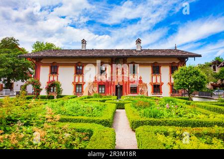 Oberammergau - 03. Juli 2021: Pilatushaus mit Luftlmalerei dekoriert. Die Luftlmalerei ist eine bayerner Kunstform der Hausfassadenmalerei in Oberamme Stockfoto