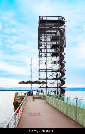 Friedrichshafen, Deutschland - 05. Juli 2021: Der Aussichtsturm oder Moleturm ist ein Aussichtsturm, der den Eingang zum Hafen von Friedrichshafen auf La markiert Stockfoto