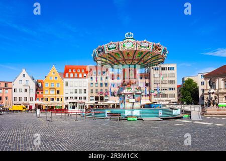 Augsburg, Deutschland - 06. Juli 2021: Kettenkarussell auf dem Rathausplatz oder Rathausplatz in Augsburg. Augsburg ist eine Stadt in Schwaben, Bayern Stockfoto