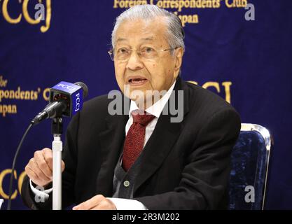 Tokio, Japan. 24. Mai 2023. Der ehemalige malaysische Premierminister Mahathir bin Mohamad spricht am Mittwoch, den 24. Mai 2023, im japanischen Auslandskorrespondenzclub in Tokio. Mahathir ist jetzt in Tokio, um an einem internationalen Symposium teilzunehmen, das eine japanische Wirtschaftszeitung organisiert. (Foto: Yoshio Tsunoda/AFLO) Stockfoto