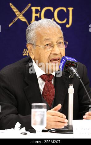 Tokio, Japan. 24. Mai 2023. Der ehemalige malaysische Premierminister Mahathir bin Mohamad spricht am Mittwoch, den 24. Mai 2023, im japanischen Auslandskorrespondenzclub in Tokio. Mahathir ist jetzt in Tokio, um an einem internationalen Symposium teilzunehmen, das eine japanische Wirtschaftszeitung organisiert. (Foto: Yoshio Tsunoda/AFLO) Stockfoto