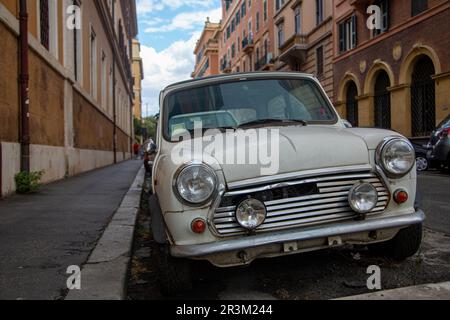 Ein weißer alter Oldtimer mit runden Scheinwerfern in der Stoßstange, Straße von Rom Stockfoto