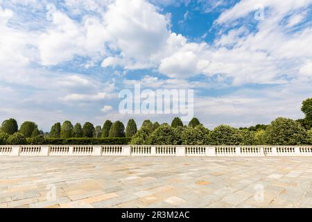 Außen mit altem grauen Steinfußboden. Vintage strukturiertes Pflaster und blauer Himmel im Hintergrund. Stockfoto