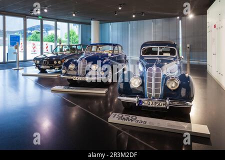 München, 08. Juli 2021: BMW 335 1939, BMW 502 1954 und 3,3 Li 1968 im BMW Museum in München Stockfoto