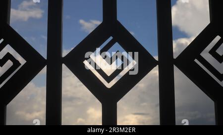 Nahaufnahme eines Eisenzauns mit Himmel am Morgen. Stockfoto