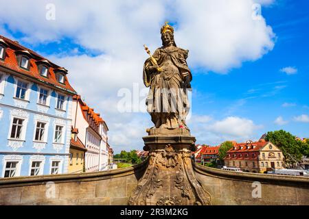 Bamberg - 12. Juli 2021: Kaiserin-Kunigunde-Statue an der Untere-Brücke in der Altstadt von Bamberg. Bamberg ist eine Stadt am Fluss Regnit Stockfoto