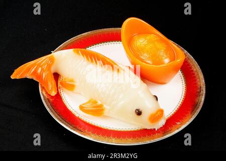 Traditioneller chinesischer Reis-Kuchen in Fischform, Mondschein und Neujahr Stockfoto