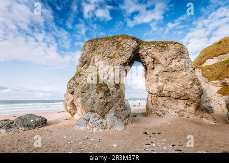 Sea Arch am White Rocks Beach, Portrush, Nordirland Stockfoto