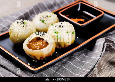 Sheng Jian Bao, in der Pfanne gebratener Brötchen im Shanghai-Stil gefüllt mit Schweinefleisch Stockfoto