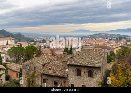 Blick über die Dächer der historischen Altstadt von Spoleto Stockfoto