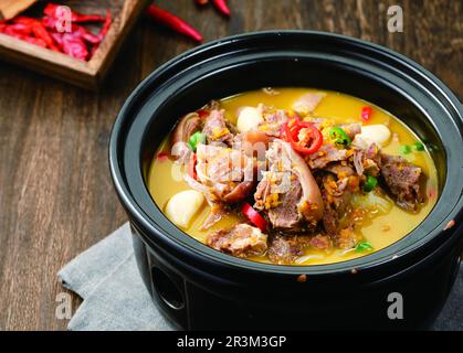 Köstliches gedünstetes Hammel mit Rettich in Auflauf Stockfoto