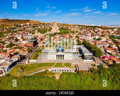 Tiflis, Georgien - 04. September 2021: Zeremonieller Palast von Georgien oder Präsidentenverwaltung Luftpanorama in Tiflis Stadt. Tiflis ist t Stockfoto