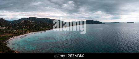 Panoramablick auf den Strand von Palombaggia und die hügelige Küste im Südosten Korsikas Stockfoto