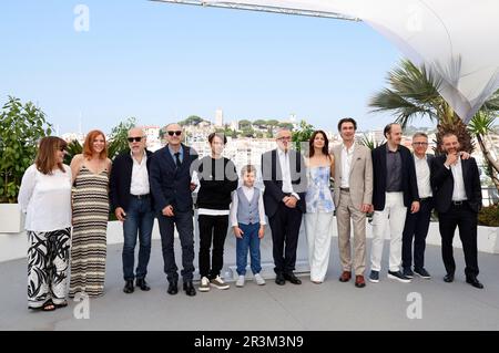 Francesca Calvelli, Susanna Nicchiarelli, Giuseppe Caschetto, Paolo Pierobon, Leonardo Maltese, Enea Sala, Marco Bellocchio, Barbara Ronchi, Fabrizio Gifuni, Fausto Russo Alesi, Paolo Del Brocco und Simone Gatton beim Photocall zum Kinofilm 'Rapito / kidnapped' auf dem Festival de Cannes 2023 / 76. Internationale Filmfestspiele von Cannes am Palais des Festivals. Cannes, 24.05.2023 Stockfoto