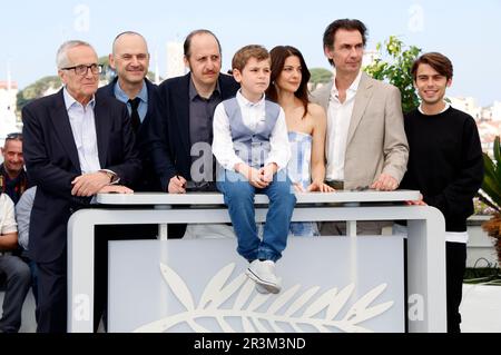 Marco Bellocchio, Paolo Pierobon, Fausto Russo Alesi, Enea Sala, Barbara Ronchi, Fabrizio Gifuni und Leonardo Maltese beim Photocall zum Kinofilm 'Rapito / kidnapped' auf dem Festival de Cannes 2023 / 76. Internationale Filmfestspiele von Cannes am Palais des Festivals. Cannes, 24.05.2023 Stockfoto