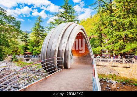 Borjomi, Georgia - 01. September 2021: Twirl Bridge oder Mobius Loop Bridge durch den Fluss Borjomula in der Stadt Borjomi. Borjomi ist ein Ferienort in Samtskh Stockfoto