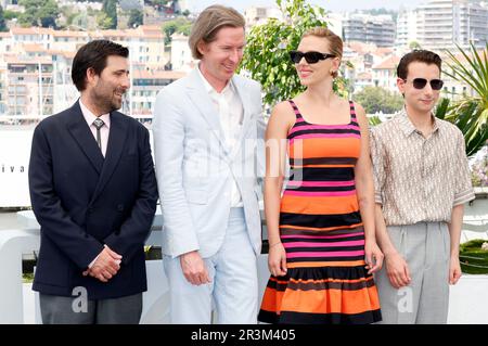 Jason Schwartzman, Wes Anderson, Scarlett Johansson und Jake Ryan beim Photocall zum Kinofilm 'Asteroid City' auf dem Festival de Cannes 2023 / 76. Internationale Filmfestspiele von Cannes am Palais des Festivals. Cannes, 24.05.2023 Stockfoto