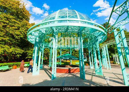 Borjomi, Georgia - 01. September 2021: Glaspavillon über der heißen Quelle des Mineralwassers im Borjomi Central Park. Borjomi ist ein Ferienort in Samtskhe Stockfoto