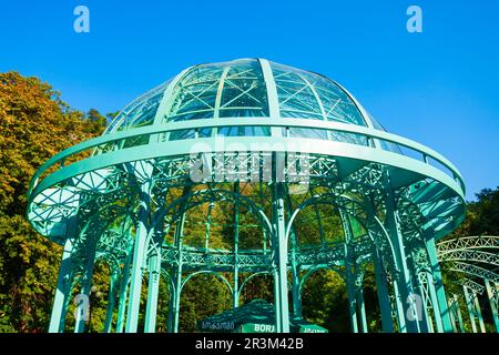 Borjomi, Georgia - 01. September 2021: Glaspavillon über der heißen Quelle des Mineralwassers im Borjomi Central Park. Borjomi ist ein Ferienort in Samtskhe Stockfoto