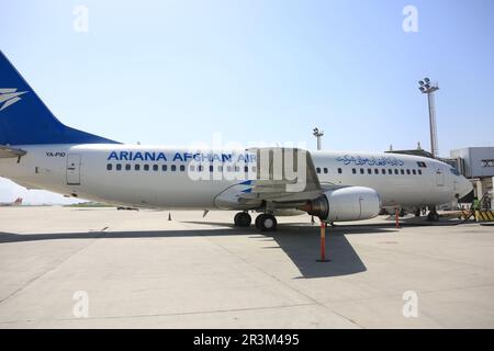 Kabul, Afghanistan. 24. Mai 2023. Dieses Foto wurde am 24. Mai 2023 aufgenommen und zeigt den Flug von Kabul nach Urumqi am internationalen Flughafen Kabul in Kabul, der Hauptstadt Afghanistans. Die nationale afghanische Fluggesellschaft Ariana Afghan Airlines nahm ihren Passagierflugverkehr zwischen der afghanischen Hauptstadt Kabul und der benachbarten chinesischen Stadt Urumqi am Mittwoch offiziell wieder auf. Kredit: Saifurahman Safi/Xinhua/Alamy Live News Stockfoto