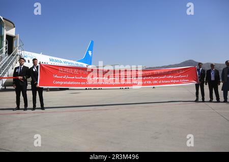 Kabul, Afghanistan. 24. Mai 2023. Dieses Foto wurde am 24. Mai 2023 aufgenommen und zeigt den Flug von Kabul nach Urumqi am internationalen Flughafen Kabul in Kabul, der Hauptstadt Afghanistans. Die nationale afghanische Fluggesellschaft Ariana Afghan Airlines nahm ihren Passagierflugverkehr zwischen der afghanischen Hauptstadt Kabul und der benachbarten chinesischen Stadt Urumqi am Mittwoch offiziell wieder auf. Kredit: Saifurahman Safi/Xinhua/Alamy Live News Stockfoto