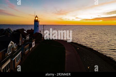 Leuchtturm von Urk an einem sonnigen Tag in den Niederlanden Stockfoto