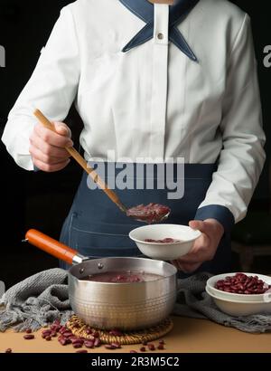 Red Bean Congee, Porridge mit Nüssen mit getrockneten Früchten (gegessen am achten Tag des zwölften Mondmonats) Stockfoto