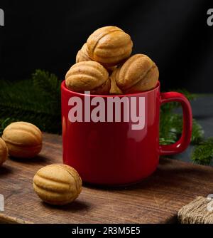 Gebackenes nussförmiges Dessert in einem roten Keramikbecher Stockfoto