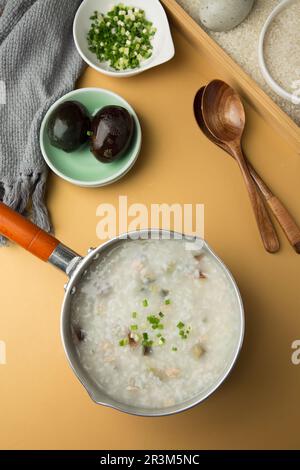 Schweinehackfleisch Congee mit erhaltenen Ei Stockfoto