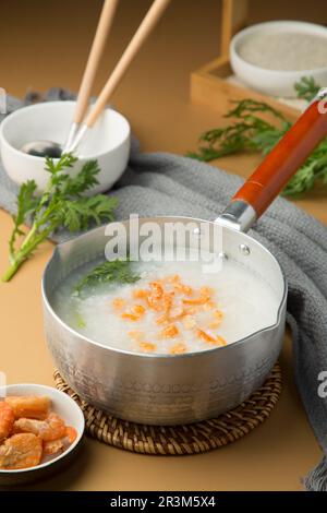 Congee mit Garnelen, asiatisches Frühstück Stockfoto