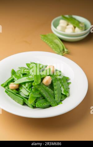 Sautierte (gebratene) Schneerbsen Stockfoto