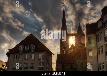 Kathedrale Halberstadt Harz helle Stimmungswolken Stockfoto