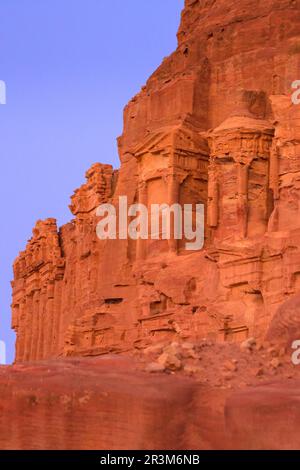 Korinthisches Grab in der nabatäischen Stadt Petra, Jordanien Stockfoto