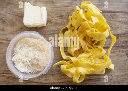 Zutaten für die Herstellung von Fettuccine Alfredo mit Butterparmesankäse und Olivenöl Stockfoto