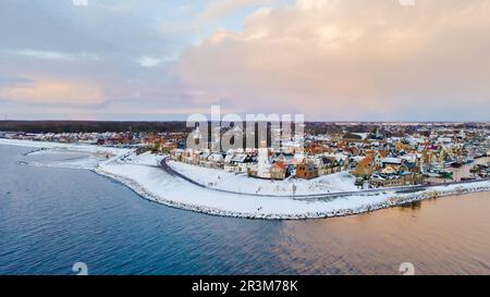 Blick auf die Drohne des Leuchtturms von Urk im Winter mit Schnee in den Niederlanden Stockfoto