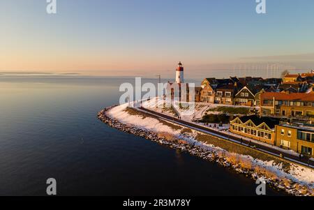 Leuchtturm von Urk im Winter mit schneekaltem Wetter in den Niederlanden Stockfoto