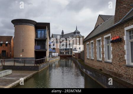 DIEST, BELGIEN, 25. FEBRUAR 2023: Blick auf das Stadtzentrum von Diest und den Demer River von der Bleek in Richtung St. Sulpitius-Kirche. Diest ist ein Stockfoto