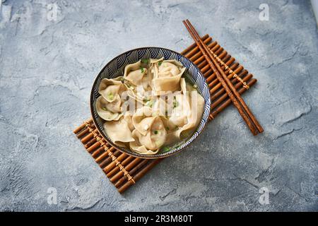 Fleischklöße in scharfer Sauce，Wonton Suppe Stockfoto