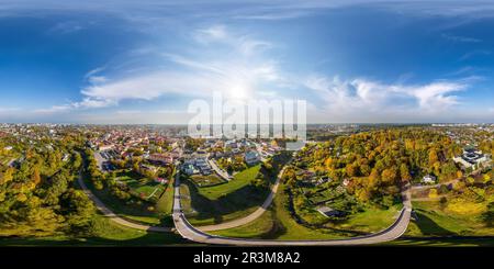 360 Grad Panorama Ansicht von Luftnahtloser, kugelförmiger 360 Panoramablick aus großer Höhe auf roten Dächern des historischen Zentrums der alten Großstadt in gleichrechteckigen Projektionen