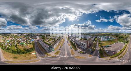 360 Grad Panorama Ansicht von Luftnahtloser, kugelförmiger Hdri 360 Panoramablick aus großer Höhe über die breite Allee in der Provinzstadt in gleichrechteckiger Projektion. Darf li verwenden